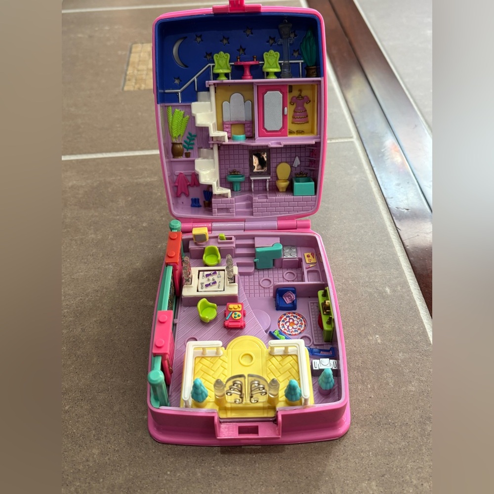 Polly Pocket 1994 Star Bright Dinner Party Bluebird
3 Girl Pollys Collectible